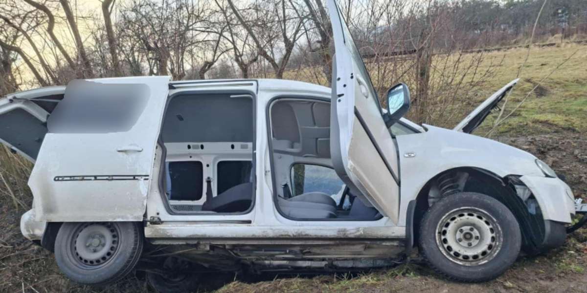 Wypadek w Cieklinie - Volkswagen w rowie Wypadek w Cieklinie - Volkswagen w rowie